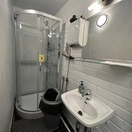 Office House Services 663 Vandrarhem