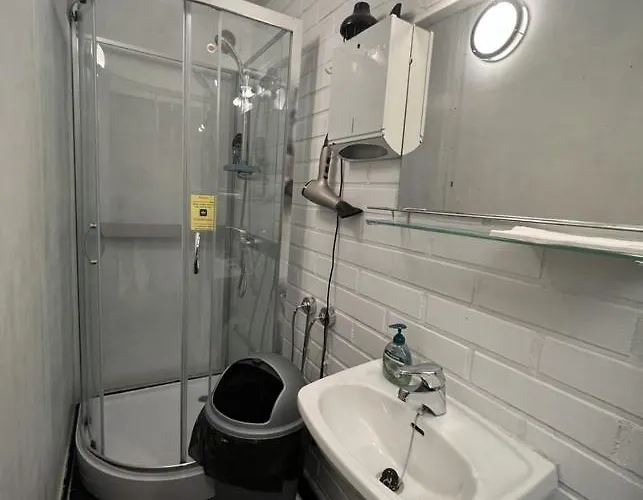 Office House Services 663 Hostel